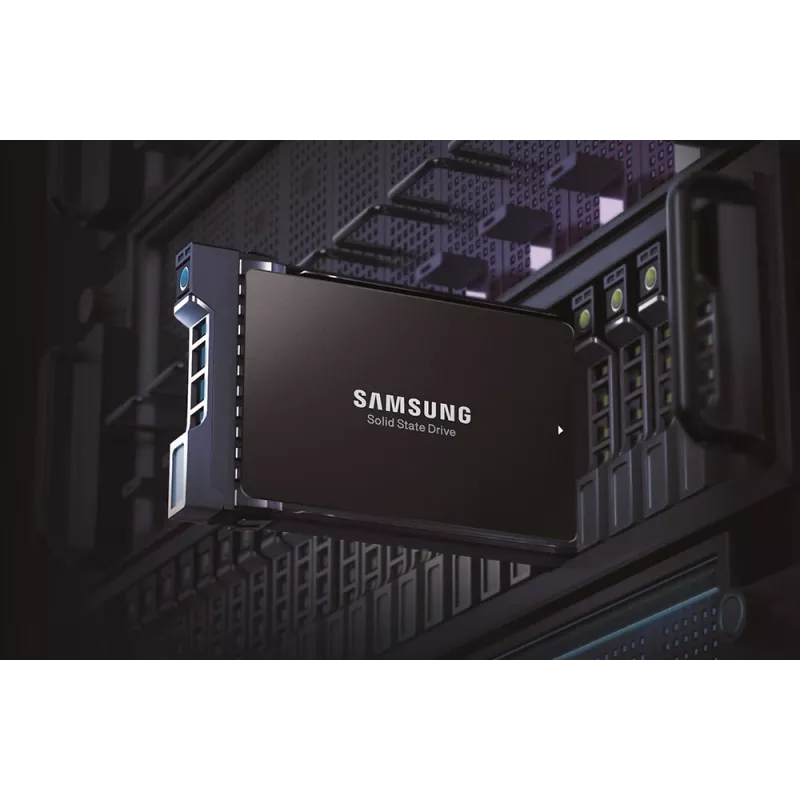 2.5 inch PCIe 3.0 NVMe SSD Samsung MZ-QLB7T6B0 7.68 TB — Read 3000 MB/s, Write 2200 MB/s