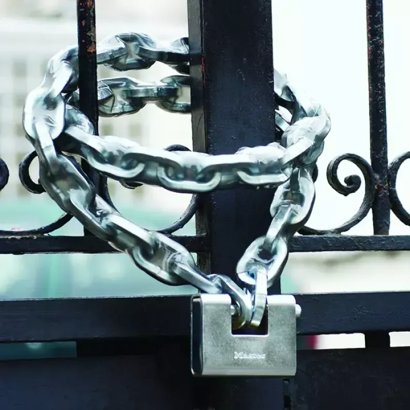 Padlock MASTER LOCK 680EURD 80mm hardened steel shrouded shackle