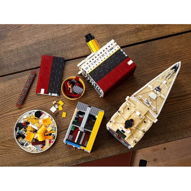 LEGO building set ICONS 10294 Titanic model replica — 9,090 pieces, 18+