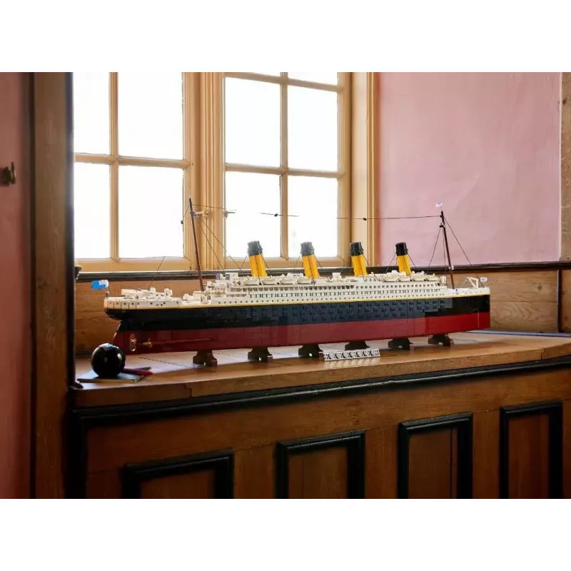 LEGO building set ICONS 10294 Titanic model replica — 9,090 pieces, 18+