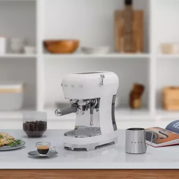 Espresso machine Smeg 1.1 L ECF02WHEU