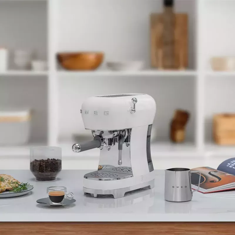 Espresso machine Smeg 1.1 L ECF02WHEU
