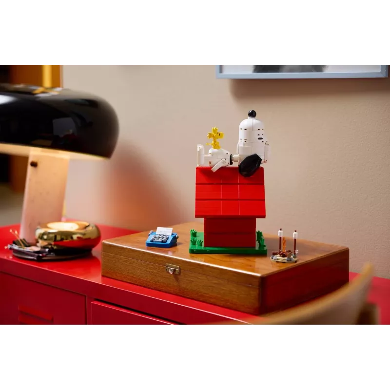 LEGO Ideas 21368 Peanuts Snoopy's Doghouse 1327-Piece Building Set