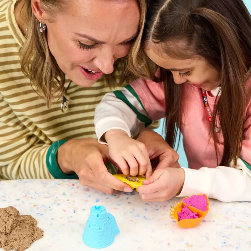 Kinetic Sand Beach Adventure Set – 907g Sand in 3 Colors with Molds, Tool & Play Tray
