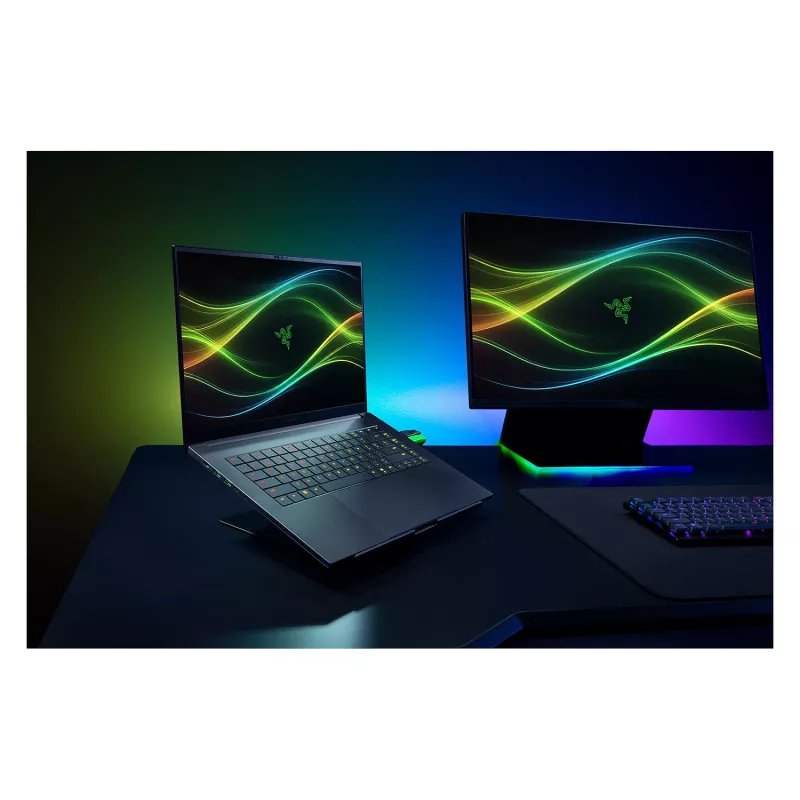 Razer Blade 16 - 16 inch QHD+ 240Hz OLED Display, Intel Core Ultra 9 386H, 32GB RAM, 2TB SSD, NVIDIA GeForce RTX 5090, Windows 11