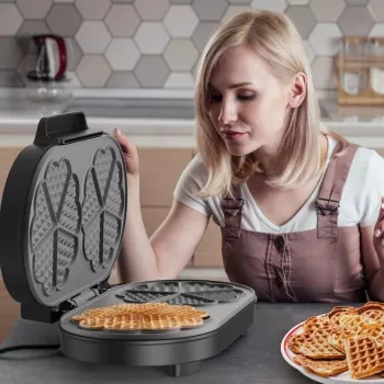 BLACK+DECKER BXFC3200E 1400 W Belgian Waffle Maker – Non-Stick, Adjustable Thermostat, Stainless Steel