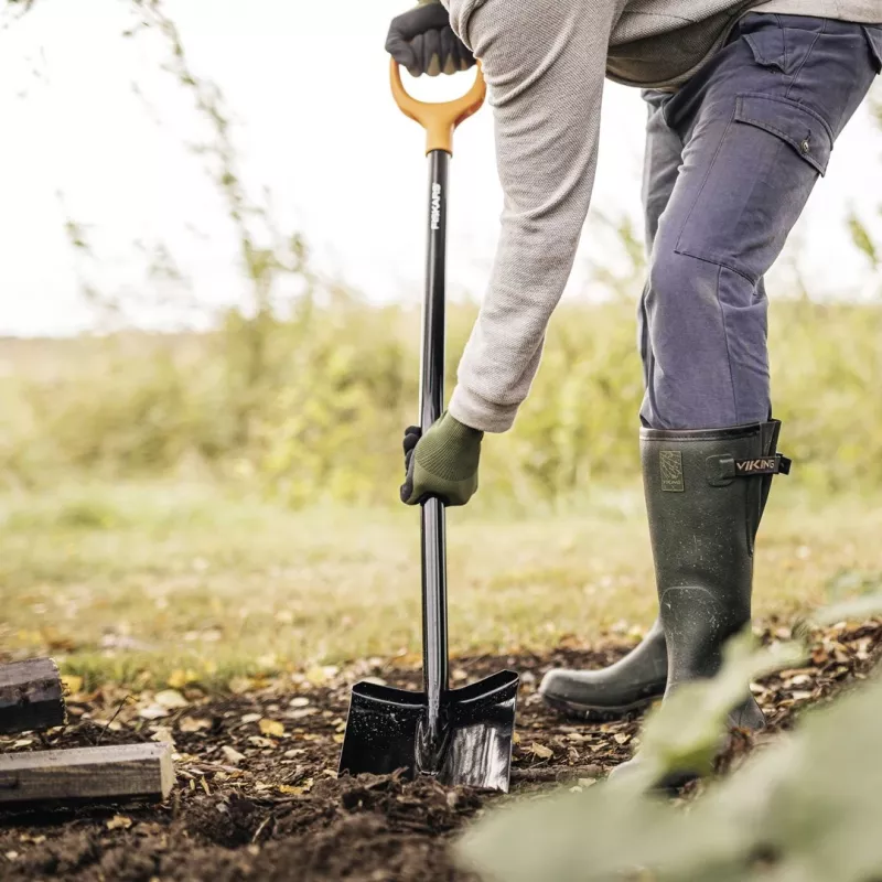 FISKARS SOLID+ XL Sharp Spade with Long Steel Shaft, Boron Steel Blade, D-Handle, 1250 mm