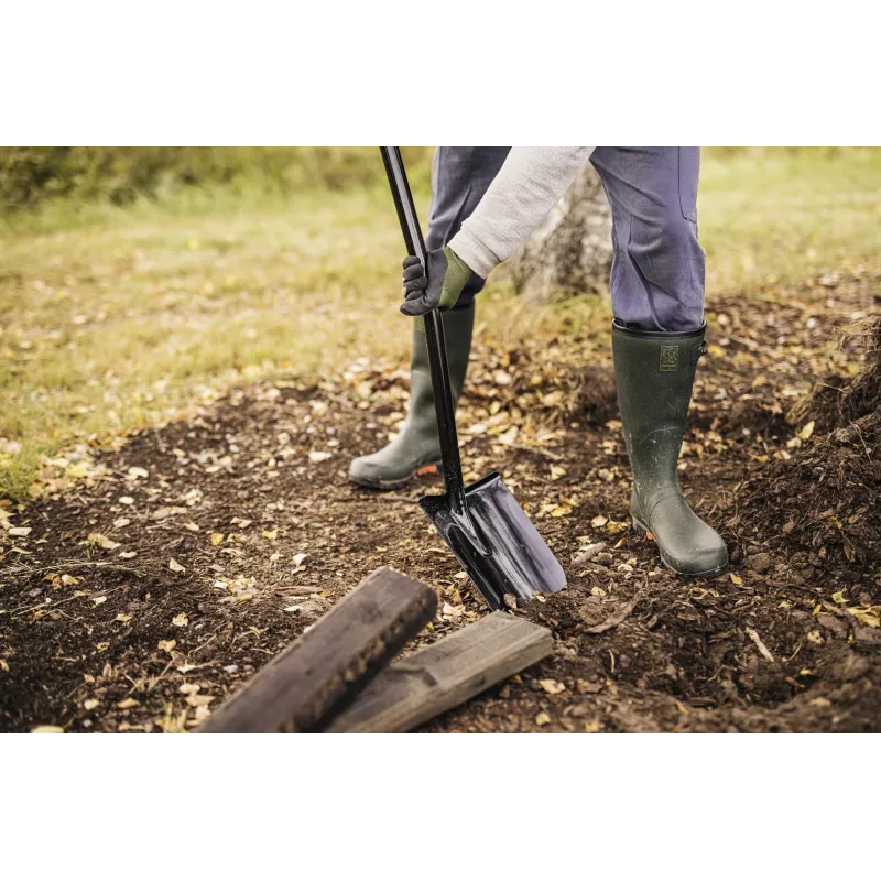 FISKARS SOLID+ XL Sharp Spade with Long Steel Shaft, Boron Steel Blade, D-Handle, 1250 mm